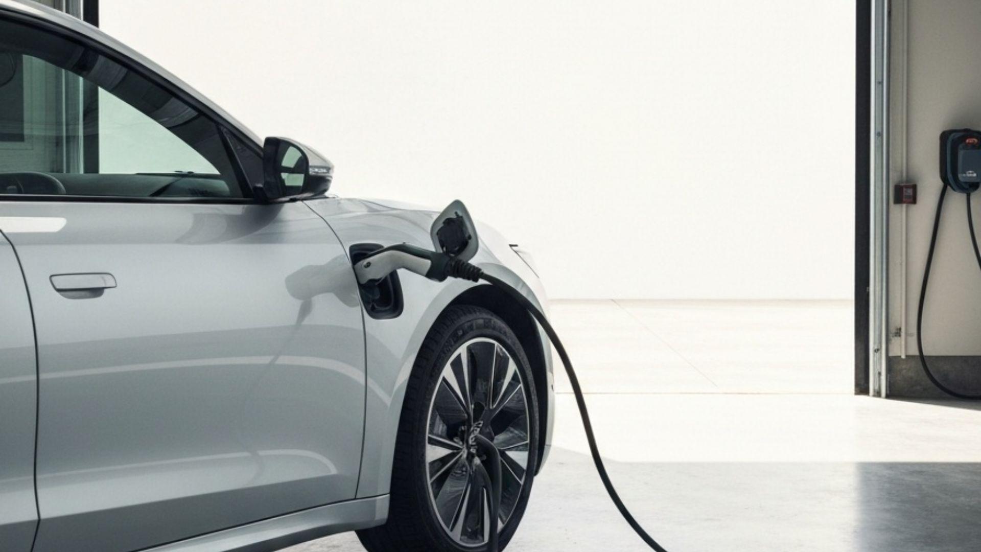 Typ 2 laddkabel ansluten till elbil i ljust modernt garage