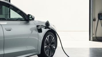 Typ 2 laddkabel ansluten till elbil i ljust modernt garage