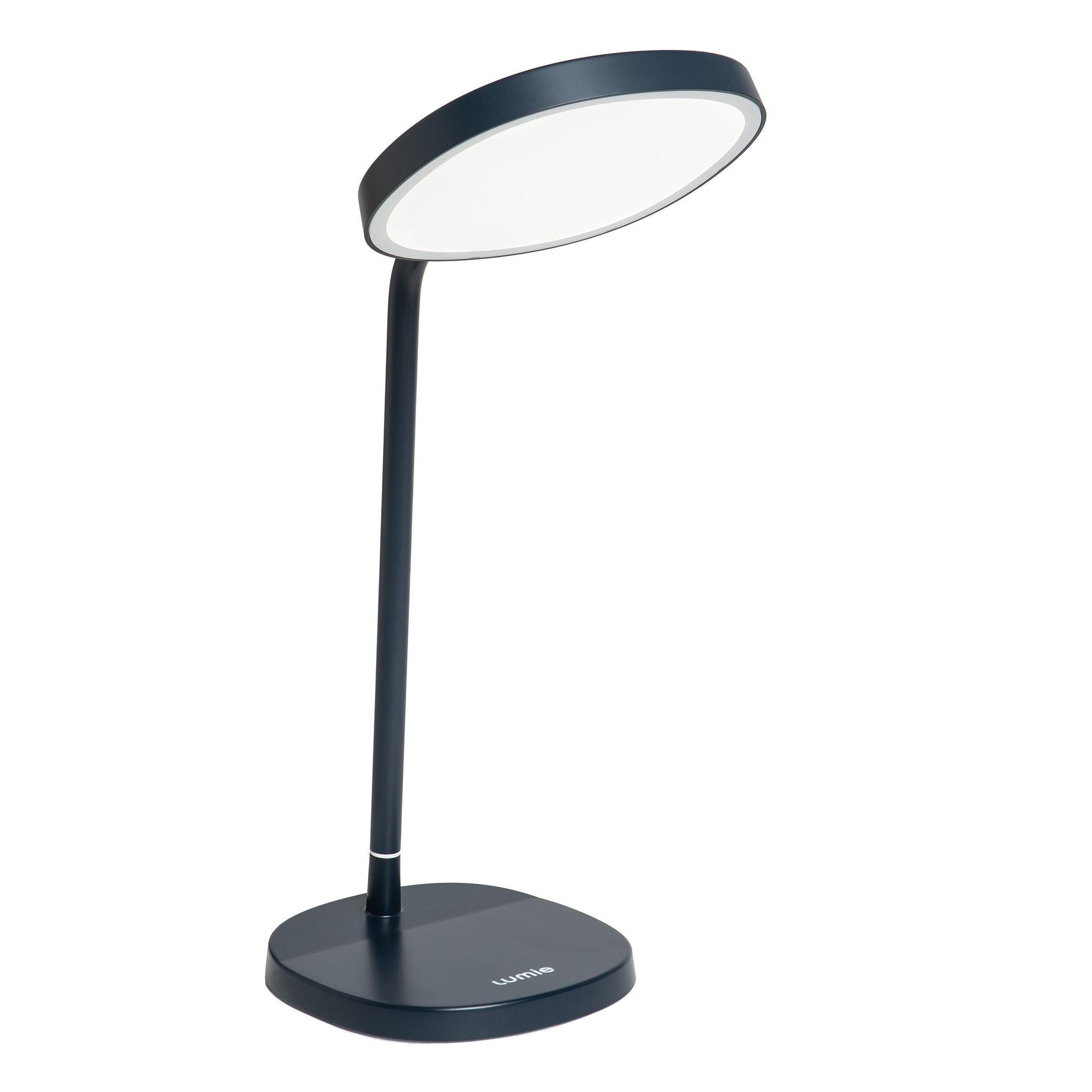 Lumie Task ljusterapilampa i charcoal blue färg på skrivbord