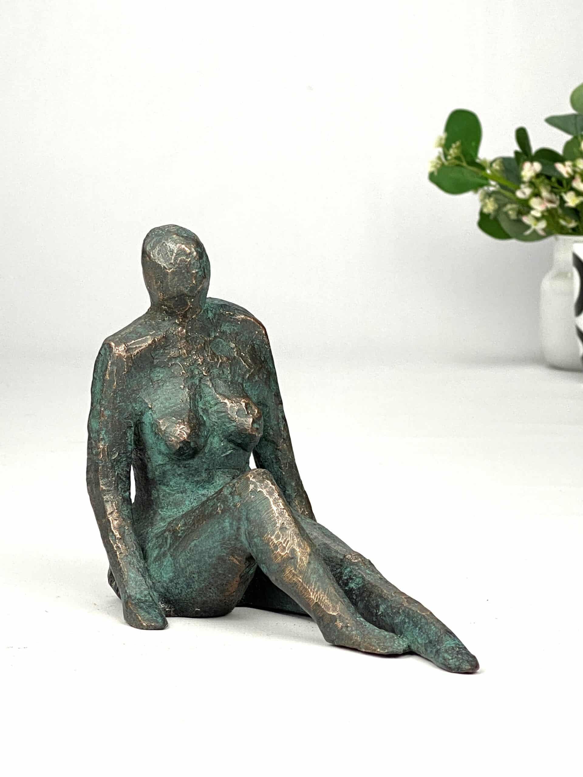 Kvinna II — bronsskulptur av Ulla Houe, vilande kvinnlig figur i äkta brons