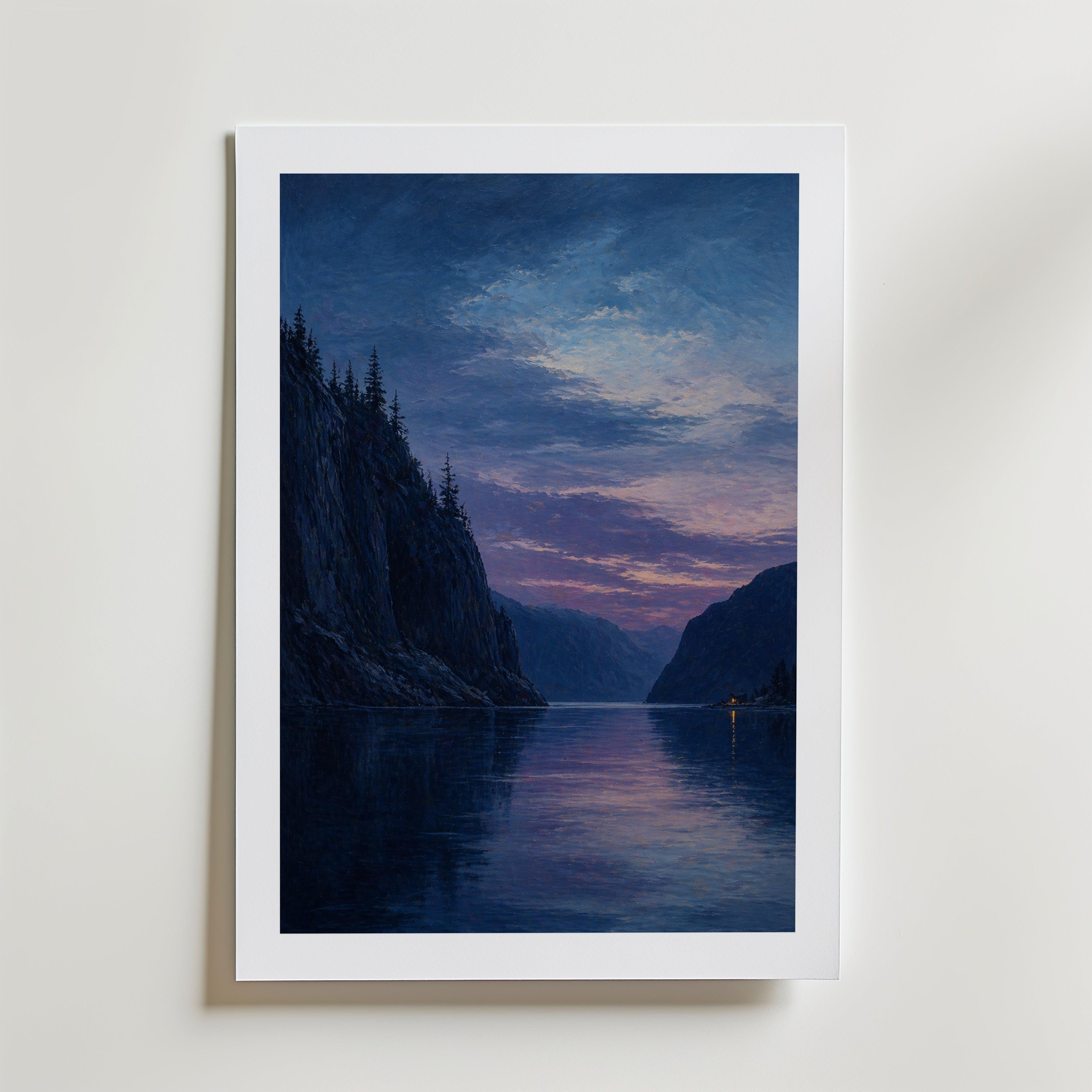 Twilight Fjord poster — blå-violett fjordlandskap i skymningsstämning, Bozetto